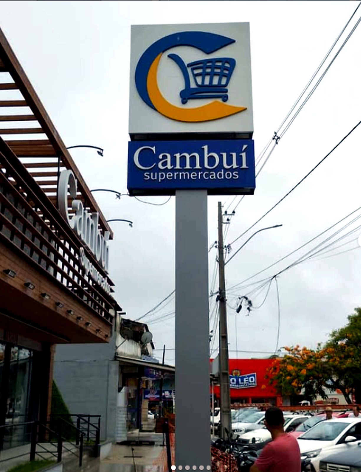 Totem e fachada produzidos pela Sinais Visuais